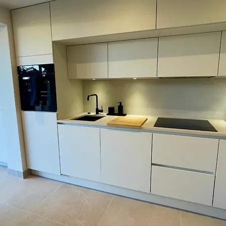 Refait A Neuf Standing Bord De Et Piscine Proche De St Trop Gassin