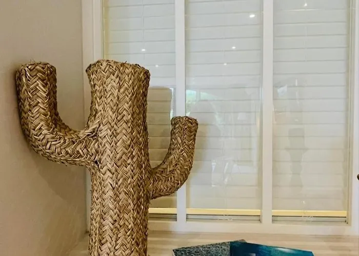 Refait A Neuf Standing Bord De Et Piscine Proche De St Trop Gassin