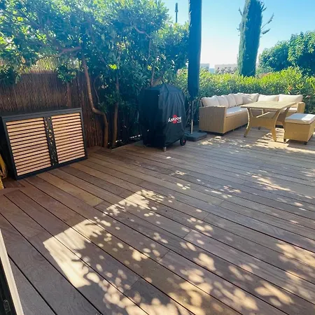 Refait A Neuf Standing Bord De Et Piscine Proche De St Trop Gassin