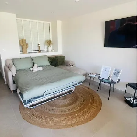 Refait A Neuf Standing Bord De Et Piscine Proche De St Trop