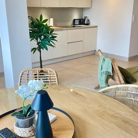 Refait à Neuf Standing Bord De Et Piscine Proche De St Trop Appartement *