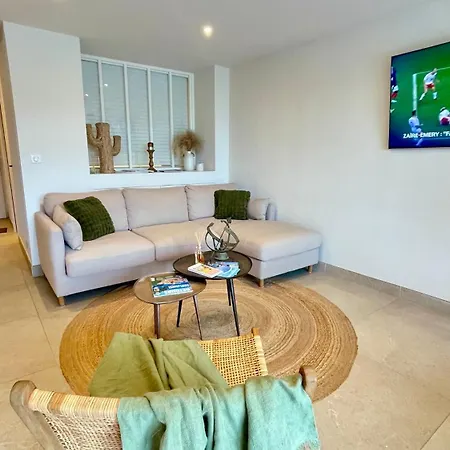 Appartement Refait à Neuf Standing Bord De Et Piscine Proche De St Trop *
